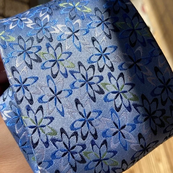 Jhane Barnes 100% Silk Blue Floral Botanical Starburst Geometric Pattern Tie - Picture 8 of 17